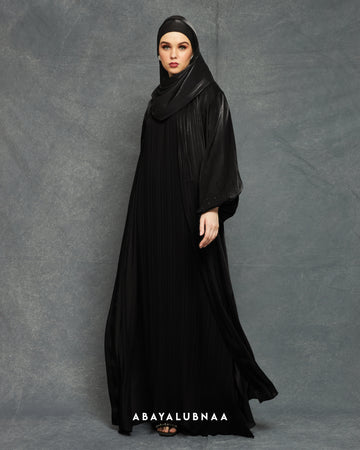 Valentina Abaya in Meteorite