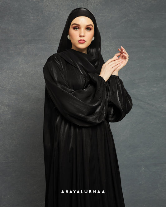 Valentina Abaya in Meteorite